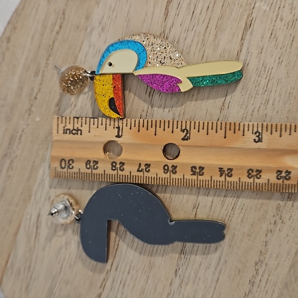 Multicolored acrylic toucan pelican tropical glitter pierced earrings NWOT - Picture 3 of 5
